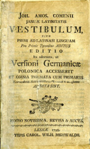 Strona tytułowa podręcznika do nauki języka łacińskiego. Książka ukazała się w oficynie leszczyńskiego drukarza Karola Wilhelma Mehwalda w 1798 roku. Edycja wydana w wersji łacińsko-niemiecko-polskiej. Poniżej tytułu zdobnik przedstawiający klarnet i flet skrzyżowane z gałązką oliwną. Całość przewiązana wstążką. Podręcznik nie tylko uczył języka, ale i objaśniała otaczający świat.