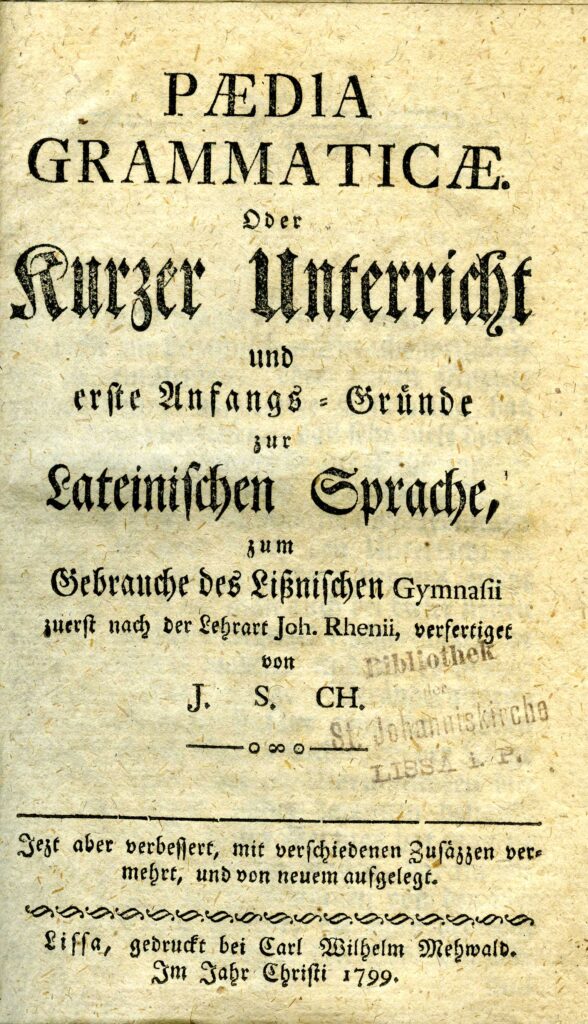 Karta tytułowa podręcznika do nauki języka łacińskiego. Książka ukazała się w oficynie leszczyńskiego drukarza Samuela Gottlieba Pressera w 1771 roku. Tytuł na karcie w wersji łacińsko-niemieckiej: Nauka gramatyki lub krótkie lekcje i podstawy języka łacińskiego. Podręcznik po raz pierwszy wydano w Toruniu w 1690 roku. W Lesznie używany był jeszcze w XIX wieku.