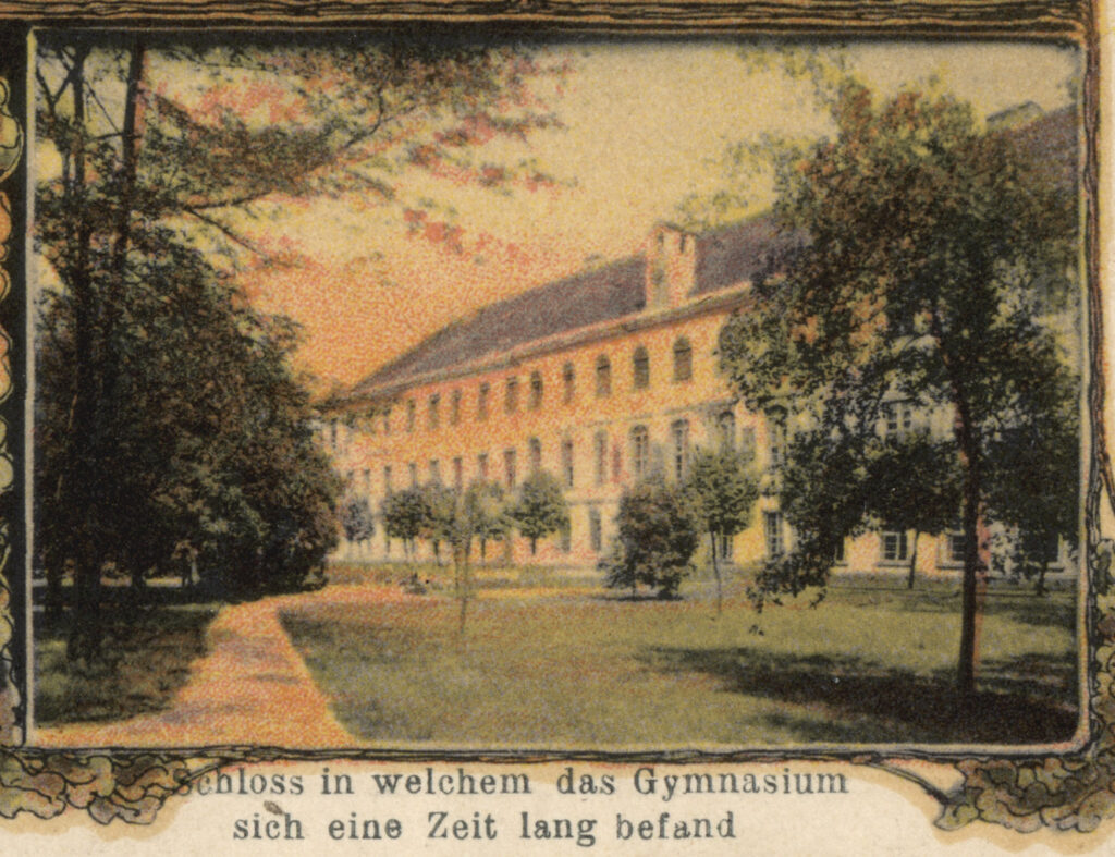 Budynek dawnego pałacu Sułkowskich w Lesznie służył jako gimnazjum w latach 1845–1882. Barokowa budowla zbudowana została na planie wydłużonego prostokąta. Dwupiętrowy obiekt przykrywa czterospadowy dach. Przed budynkiem założenie parkowe: alejki i drzewa. Pod wizerunkiem niemiecki napis: Zamek w którym przez pewien czas mieściło się gimnazjum.